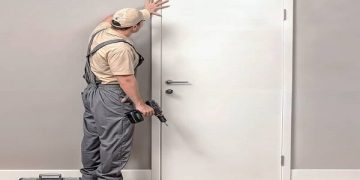 چرا سازندگان از درب پلی وود در ساختمان‌های خود استفاده می‌کنند؟