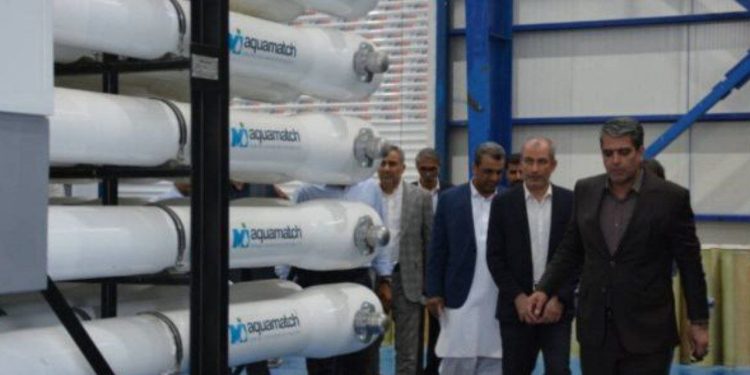 مجتبی توانگر، معاون مالی، حقوقی و مجلس وزات نیرو از آب‌شیرین‌کن ۱۰۰ هزار مترمکعبی طرح تأمین آب اضطراری سیستان و زاهدان بازدید کرد.