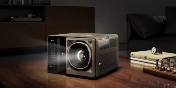 پروژکتور قابل حمل هایسنس XR10 با روشنایی ۶۰۰۰ لومن؛ سینمای خانگی لوکس یا یک هیولای حرفه‌ای؟